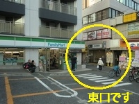 東口(階段)&ファミリーマート